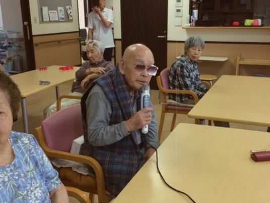 マイクを持つ利用者と他の利用者