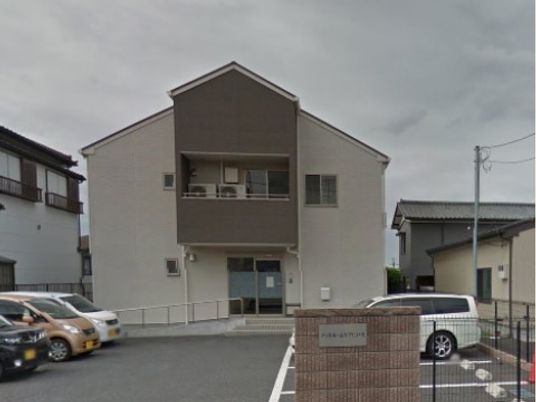 白と茶色の外壁の建物