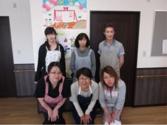 笑顔のスタッフチーム