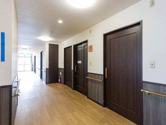 温かい雰囲気の廊下