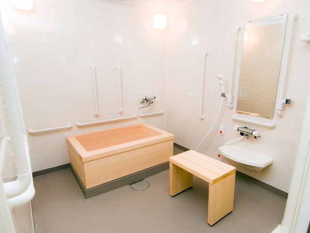 木製の浴槽がある浴室 浴室 広々とした浴室には、木製の浴槽があり落ち着いた雰囲気です。手すりが設置され、安全にも配慮しています。