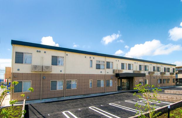 日差しのある建物外観