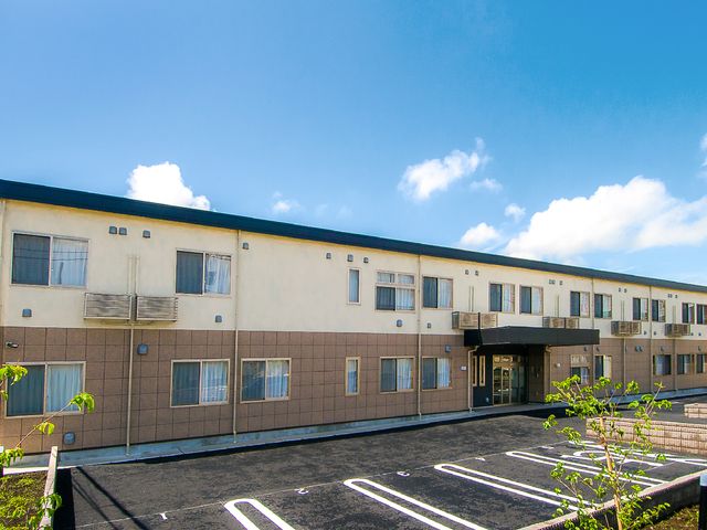 日差しのある建物外観 外観 明るく広々としたエントランスが印象的です。快適な設備が整った職場です。