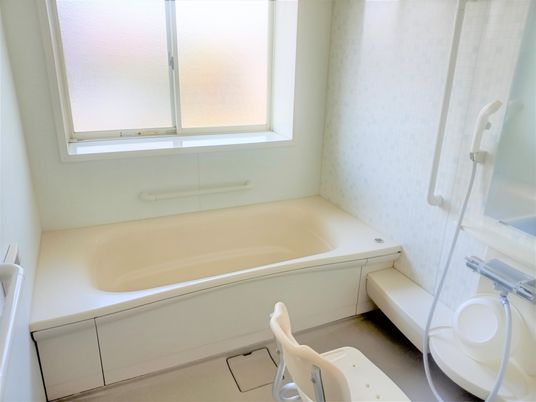 大きな窓付きの浴室