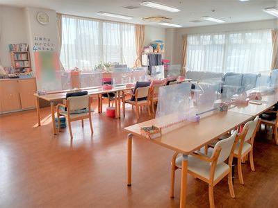 自然光が注ぐ広々とした部屋