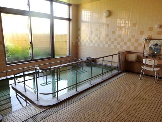 大きな窓がある浴室