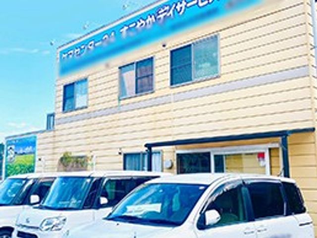 車が停まる建物外観 外観 駐車場のある建物の外観です。青空の下、快適な環境が整っています。