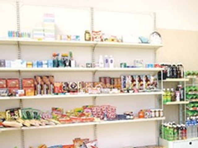 商品の並ぶ棚 休憩室 様々な商品が並ぶ棚は、スタッフの休憩時に便利です。リラックスできる環境が整っています。