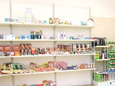 商品の並ぶ棚