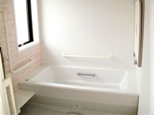 清潔な広い浴槽