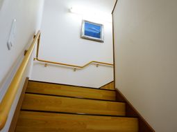 階段と手すりの明るい光景