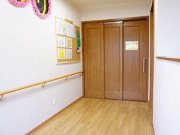 廊下の木製扉と掲示物