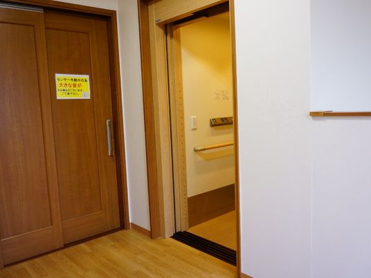 明るい廊下と部屋の入口
