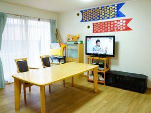 木製テーブルのある居室