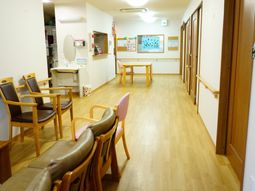 温かみのある明るい廊下