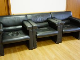 黒い応接ソファと床