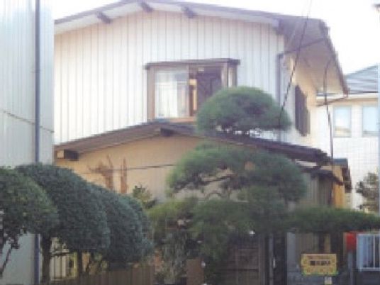 木々に囲まれた建物外観