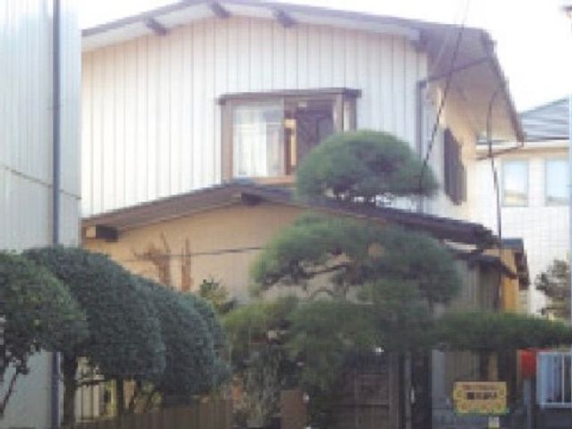 木々に囲まれた建物外観 外観 緑豊かな美しい庭園と調和した建物です。自然を感じながら安らぎのある日々を過ごせる環境が整っています。