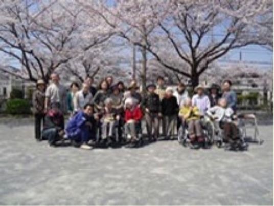 桜と集う笑顔の人々