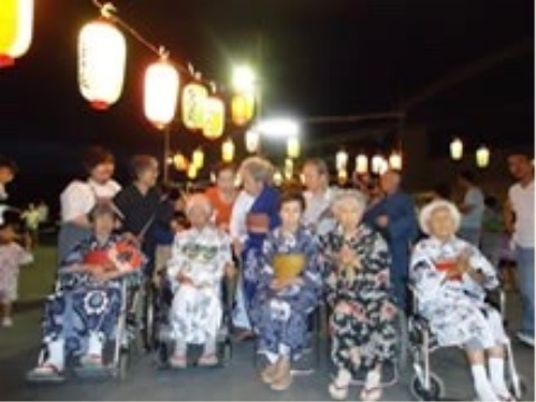 中庭での盆踊りイベント