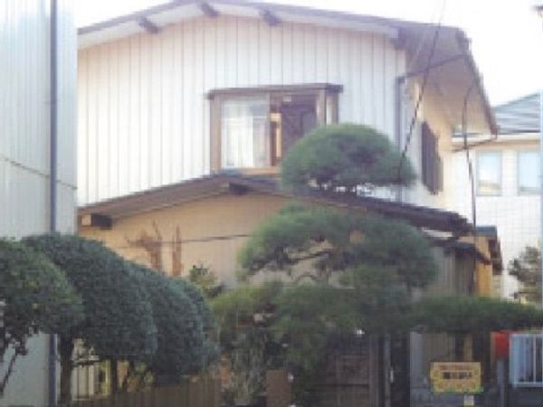 明るい外観の建物