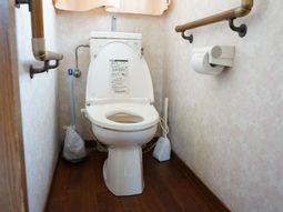 手すり付きのトイレ空間