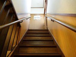 木目調の温かみのある階段