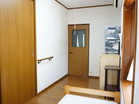 シンプルな洋室の一角