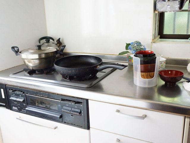 キッチンのコンロと調理器具 キッチン 清潔に保たれたキッチンで、料理のスキルを活かして利用者様に栄養のあるお食事を提供できます。