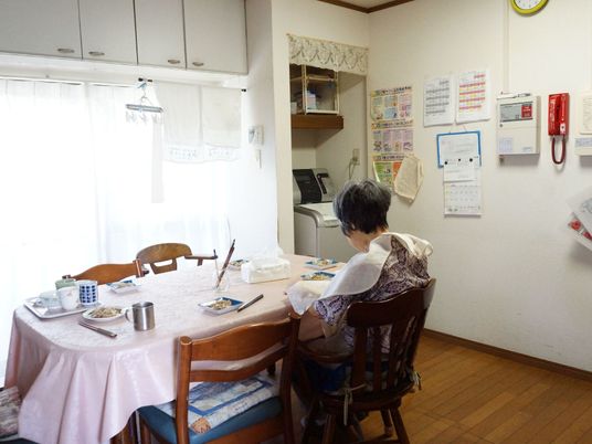 食事をする人の居室