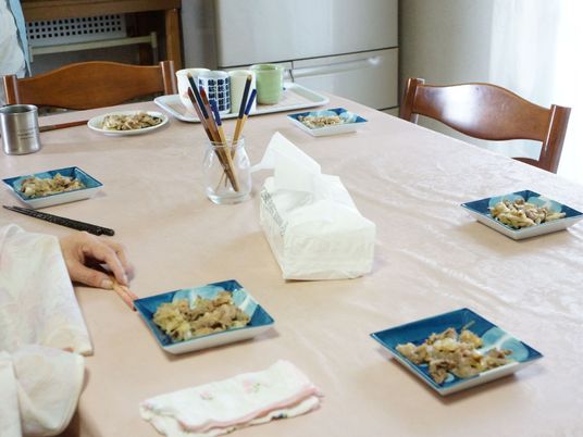 食事の準備されたダイニングテーブル
