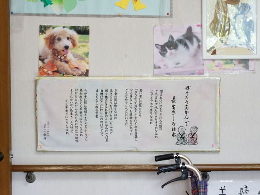 掲示物と車椅子ハンドル