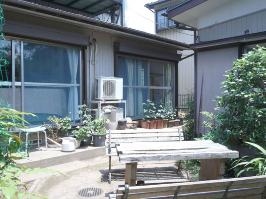 緑に囲まれた屋外スペース