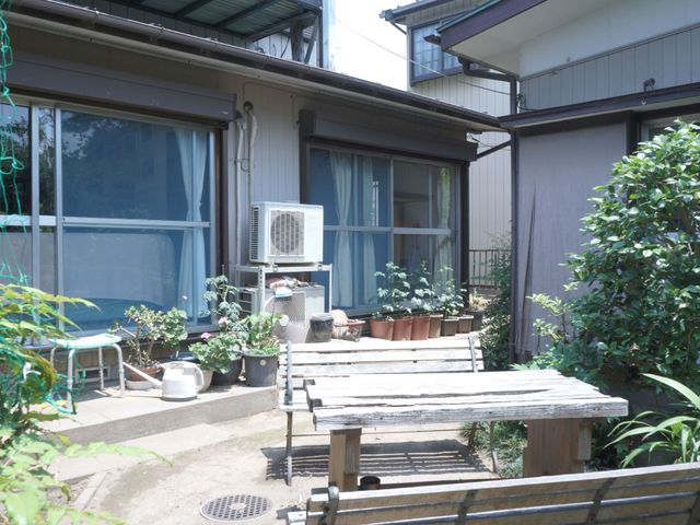 緑に囲まれた屋外スペース 外観 木と緑に囲まれた安らぎの中庭です。ベンチがあり、外の空気を感じながらのひとときを過ごすことができます。