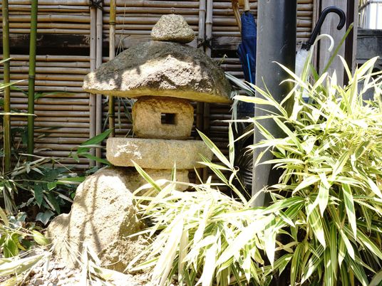 和風の石灯籠と竹垣
