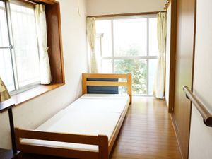 明るいシンプルな居室