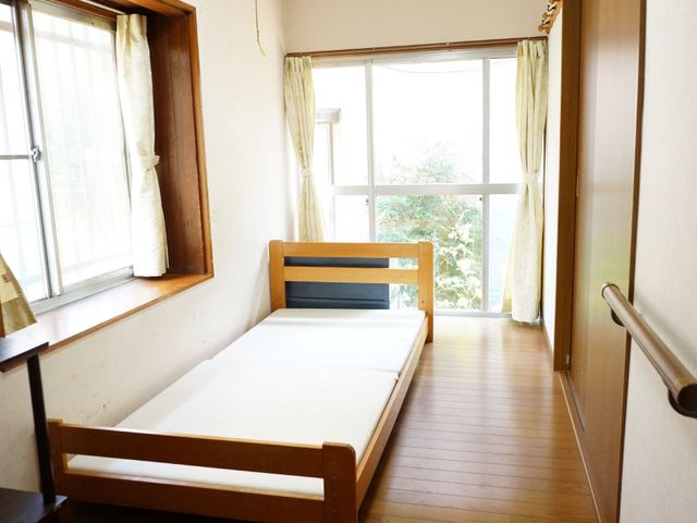 明るいシンプルな居室 居室 手すり付きで安全に配慮された居室です。窓から自然光が差し込み、快適な生活空間を提供しています。