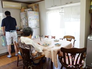 居室でくつろぐ男女