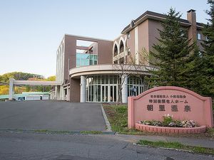 明るい外観の施設外観  