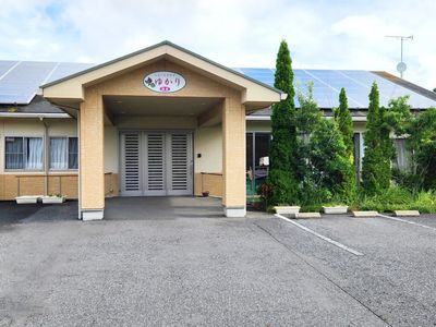 緑に囲まれた外観