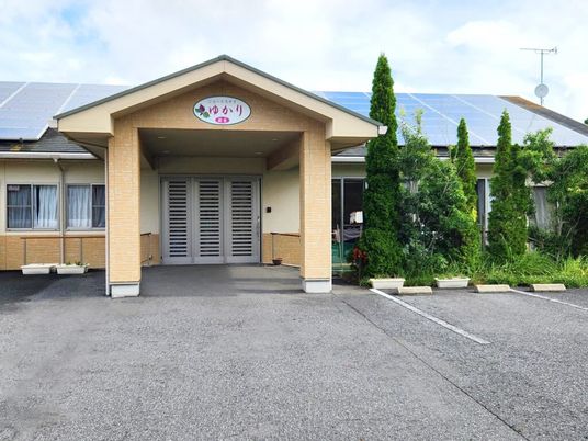 緑に囲まれた外観