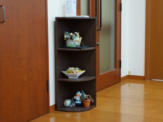 廊下の装飾棚