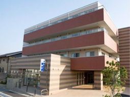 明るい外観の建物エントランス