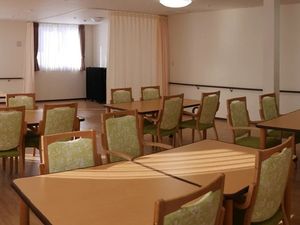 明るい食堂のテーブル席  