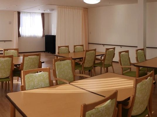 明るい食堂のテーブル席  