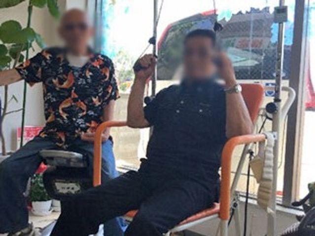 リハビリ用椅子のある部屋 機能訓練室 光が差し込む部屋で、リハビリ用の設備を使って運動できます。快適な空間でのサポートが可能です。