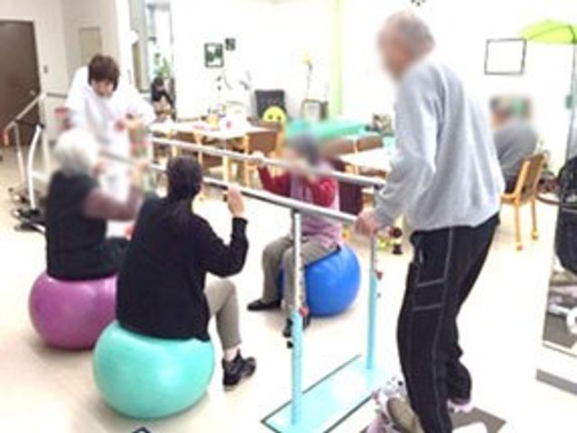 機能訓練室 機能訓練室 明るい空間で行う体操活動です。多様な運動器具が揃い、利用者同士で交流も深められます。