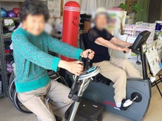機能訓練の様子 機能訓練室 利用者が楽しみながら運動できる機能訓練室です。快適に過ごせる環境が整っています。