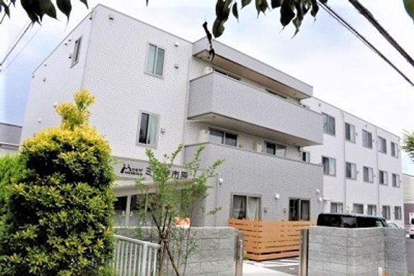 植物に囲まれた建物外観