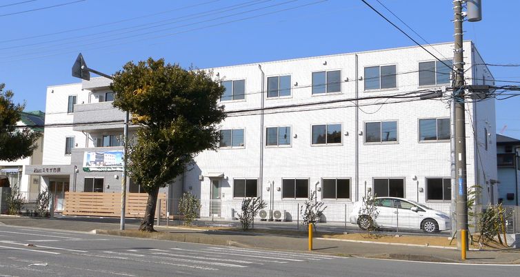 白い外壁に面したアパート